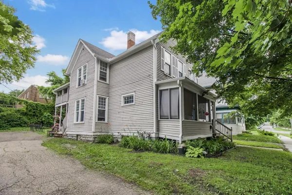 $299,900 | 118 George Street West, St. Paul, MN 55107