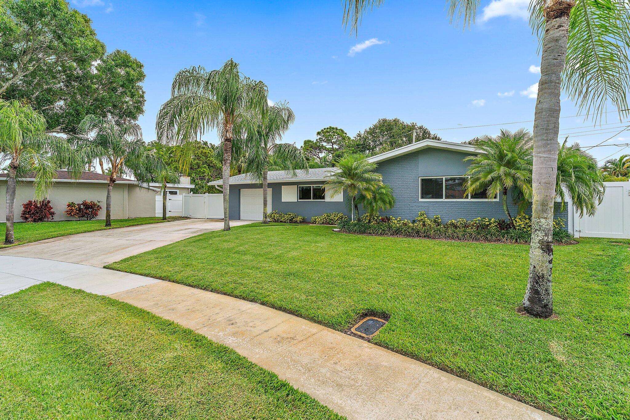 28 Ridgewood Circle Tequesta, FL 33469 - Photo 4 of 43 023-28RidgewoodCir-Jupiter-FL-SMALL