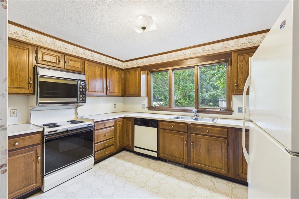 500 Inverness Lane Longmeadow, MA 01106 - Photo 16 of 41