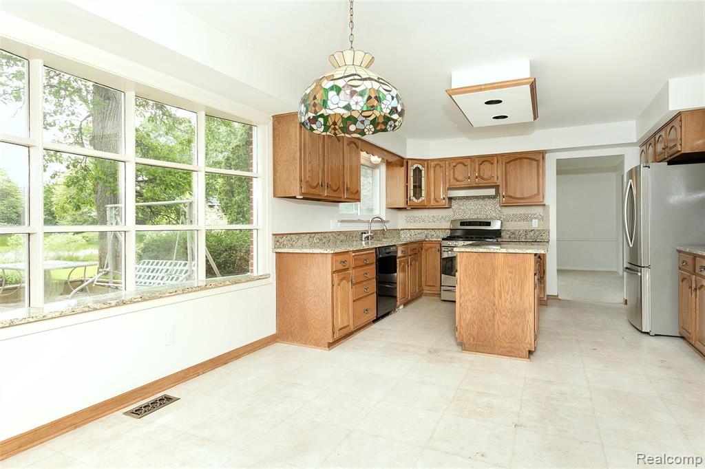 2833 Chancery Court Rochester Hills, MI 48306 - Photo 8 of 38