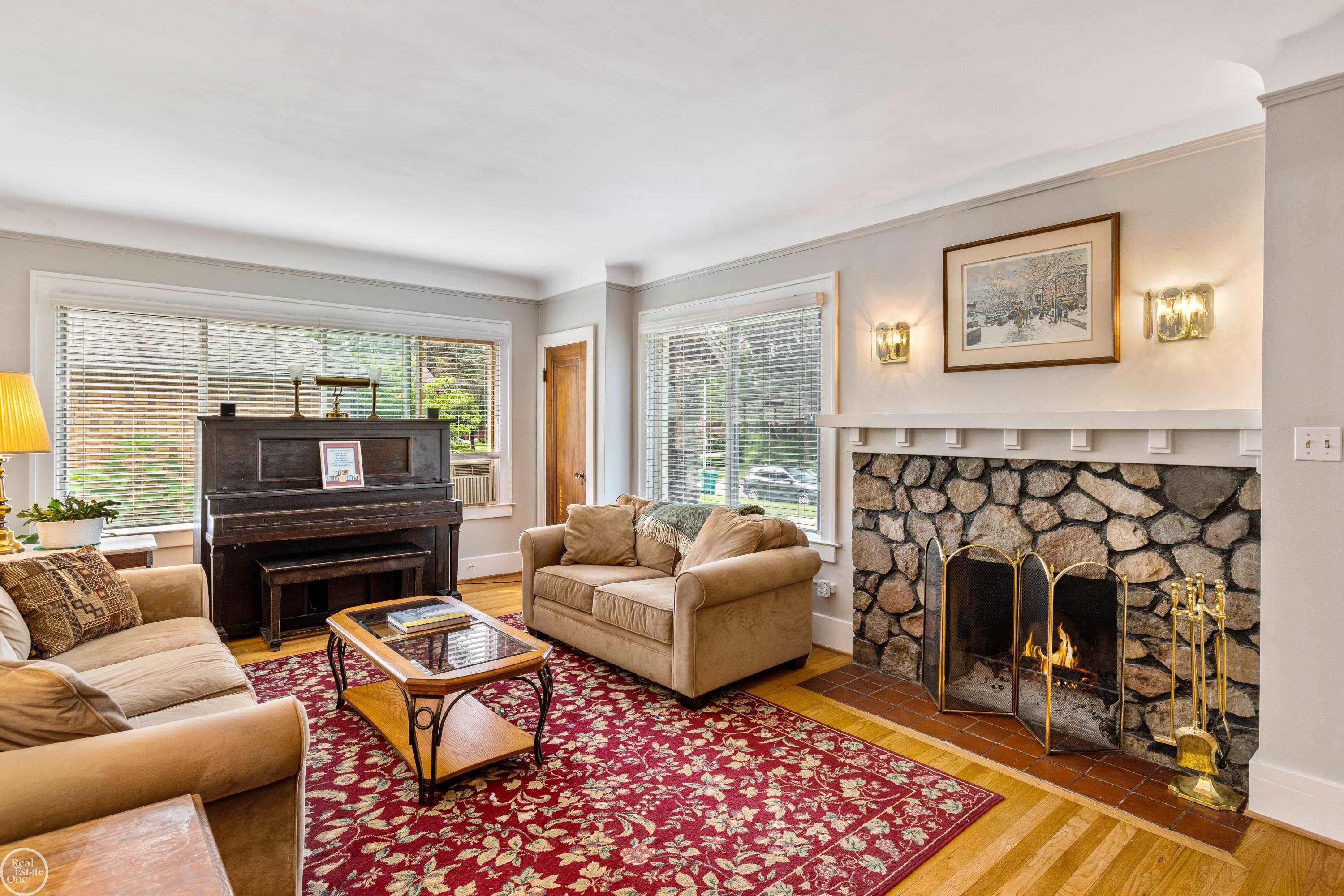 930 Barrington Road Grosse Pointe, MI 48230 - Photo 4 of 40 50130173-D7711587-AE20-4E60-9FF6-C8EE4BEBA9F9.JPG
