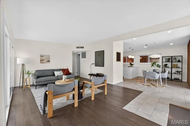 $525,000 | 2402 St Giles Road, St. Louis, MO 63122