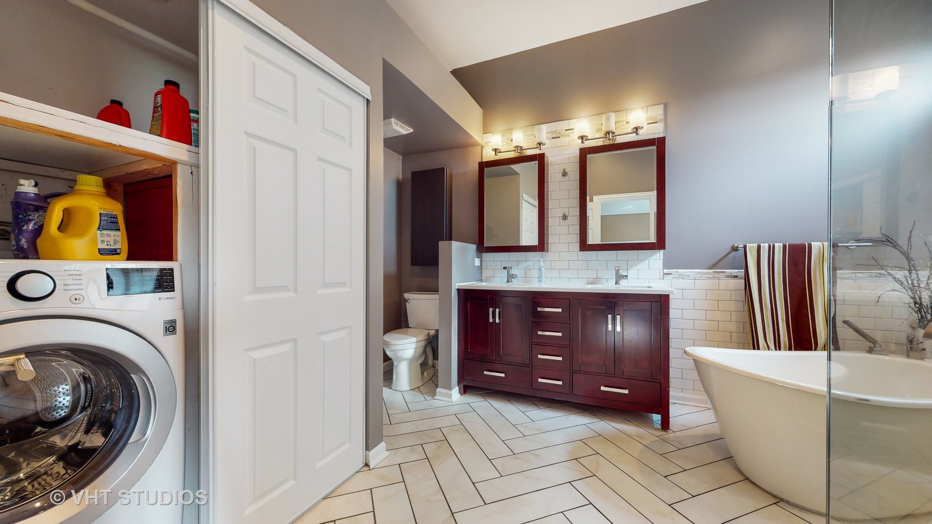 305 Saddle Lane Fox River Grove, IL 60021 - Photo 32 of 55 a bathroom with a tub sink and mirror