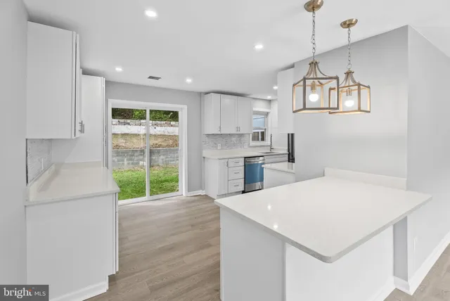 $819,900 | 5822 Brookview Drive, Alexandria, VA 22310