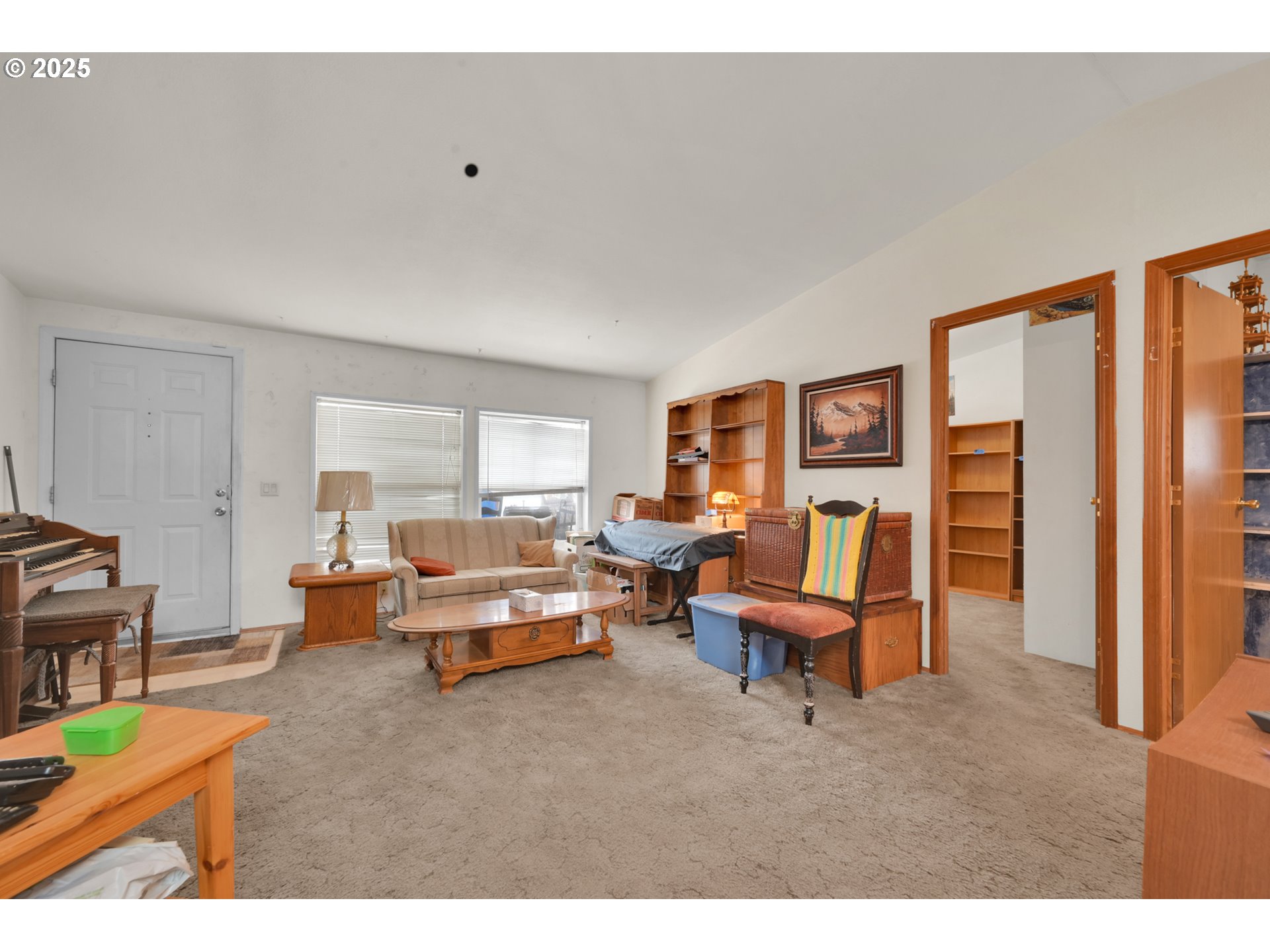 4475 Franklin Boulevard, Unit 2 Eugene, OR 97403 - Photo 11 of 22 Living Room