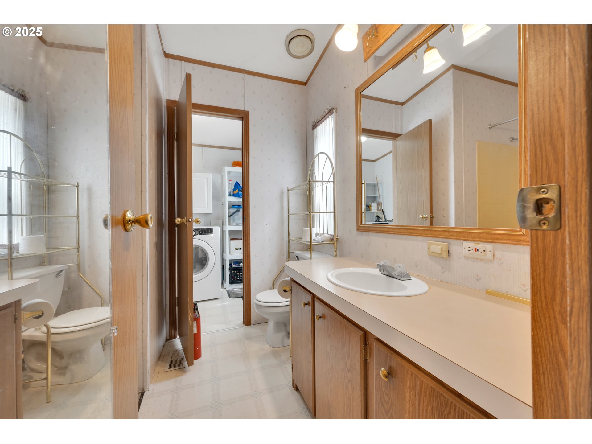 4475 Franklin Boulevard, Unit 2 Eugene, OR 97403 - Photo 19 of 22 Bathroom, Attached