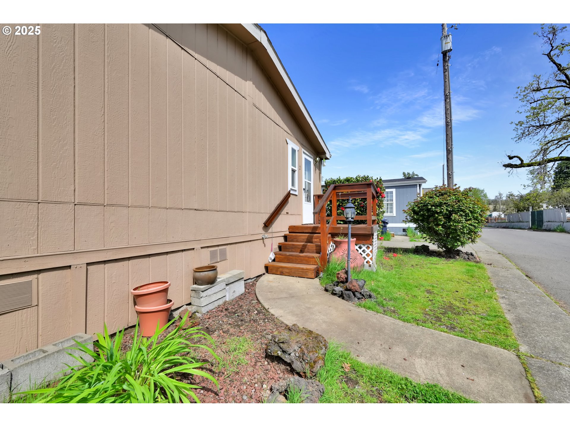 4475 Franklin Boulevard, Unit 2 Eugene, OR 97403 - Photo 2 of 22 Front Yard