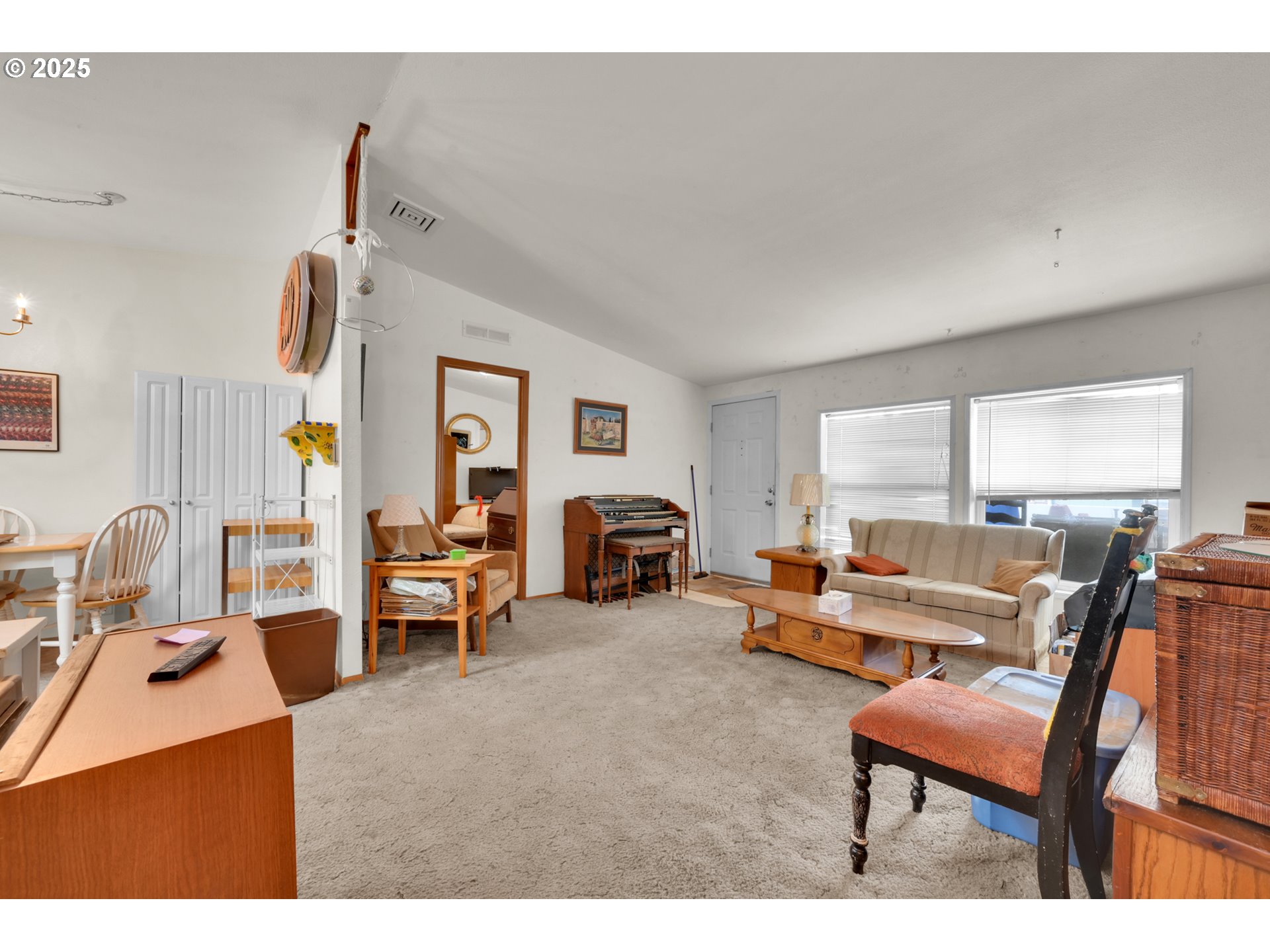 4475 Franklin Boulevard, Unit 2 Eugene, OR 97403 - Photo 9 of 22 Living Room
