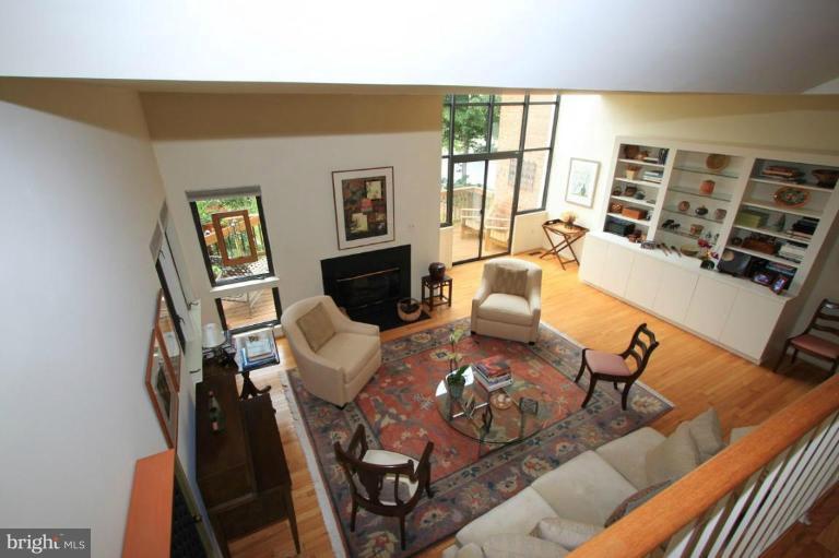 11014 Thrush Ridge Road Reston, VA 20191 - Photo 3 of 27 Living Room