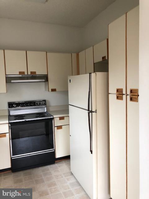 1961 Villaridge Drive, Unit B Reston, VA 20191 - Photo 9 of 21 Kitchen