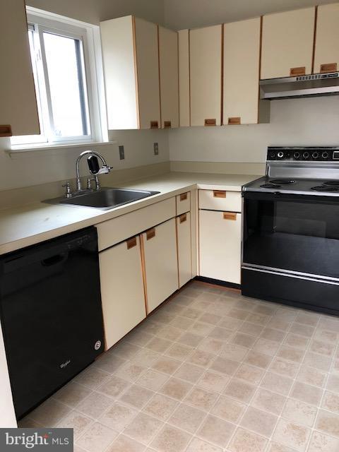 1961 Villaridge Drive, Unit B Reston, VA 20191 - Photo 10 of 21 Kitchen