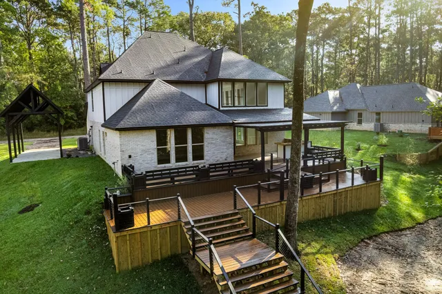 a view of a house with backyard and porch