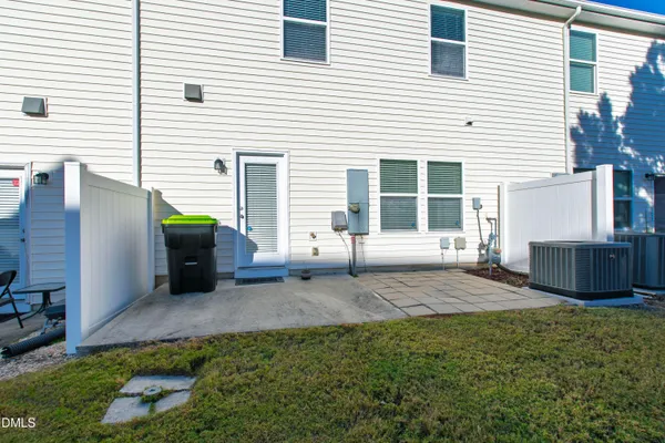 a view of a house with backyard and porch