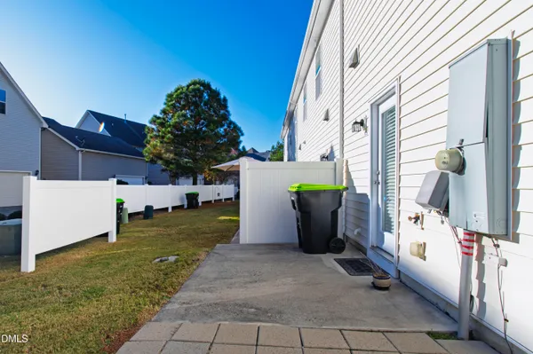 a view of a back yard of the house