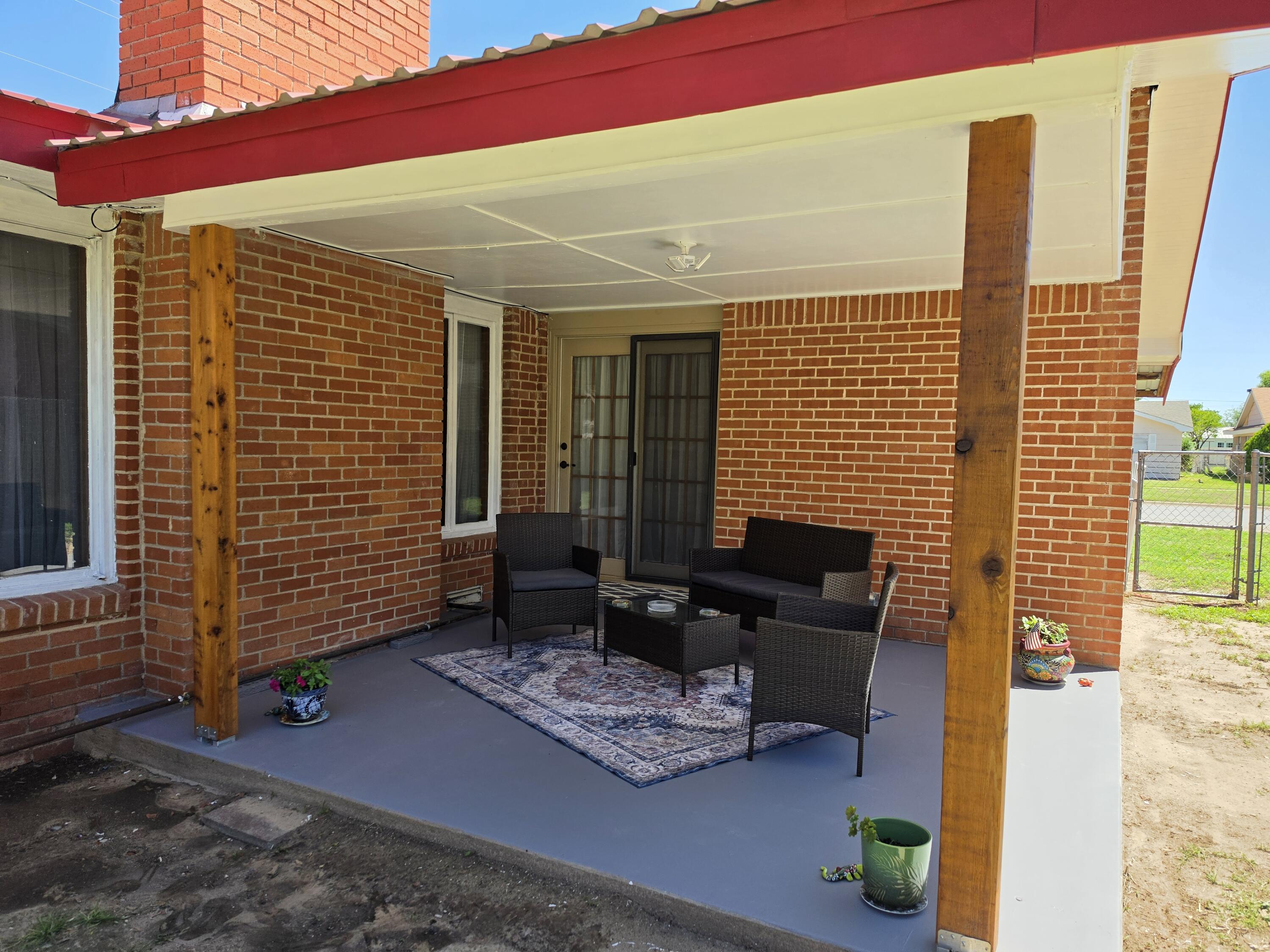 122 West 16th Street Muleshoe, TX 79347 - Photo 25 of 27 a front view of a house with outdoor seating