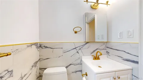 $299,000 | 33 Edwards Street, Unit 1B, Roslyn Heights, NY 11577