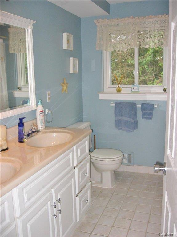 2876 Sandhurst Rochester, MI 48307 - Photo 19 of 21 Bathroom.JPG