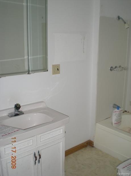 13349 Hannan Road Romulus, MI 48174 - Photo 13 of 16 Bathroom 2