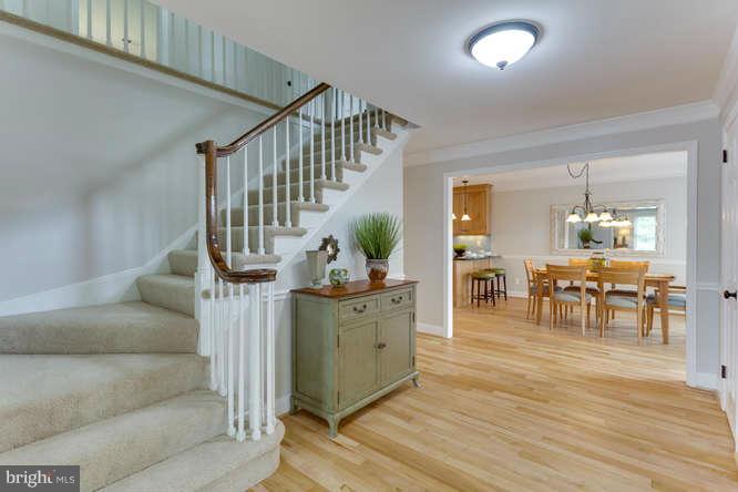 715 Marshall Road Southwest Vienna, VA 22180 - Photo 2 of 29 Foyer