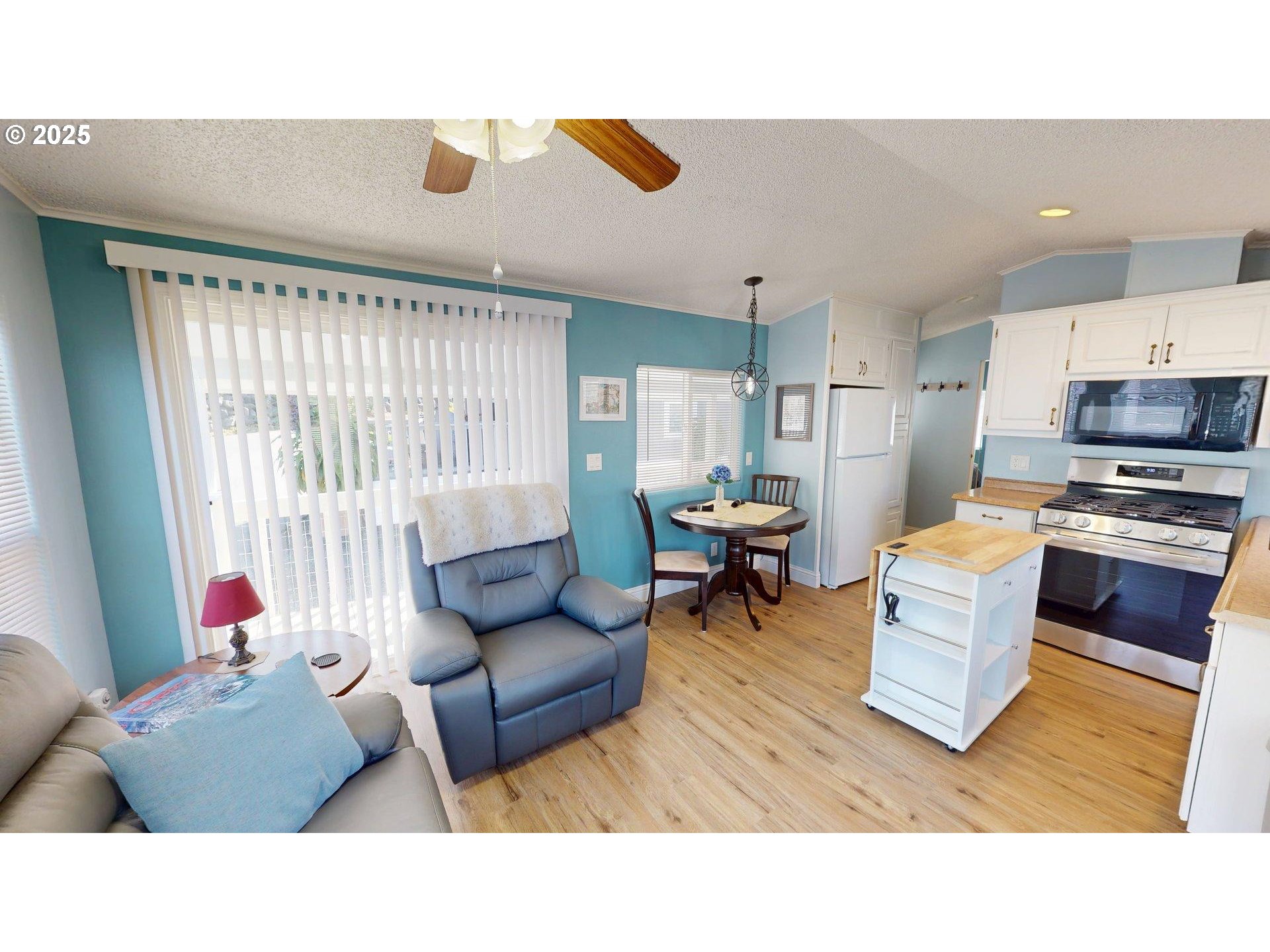 16219 Lower Harbor Road, Unit 22 Brookings, OR 97415 - Photo 9 of 20 Living Room/Dining Room