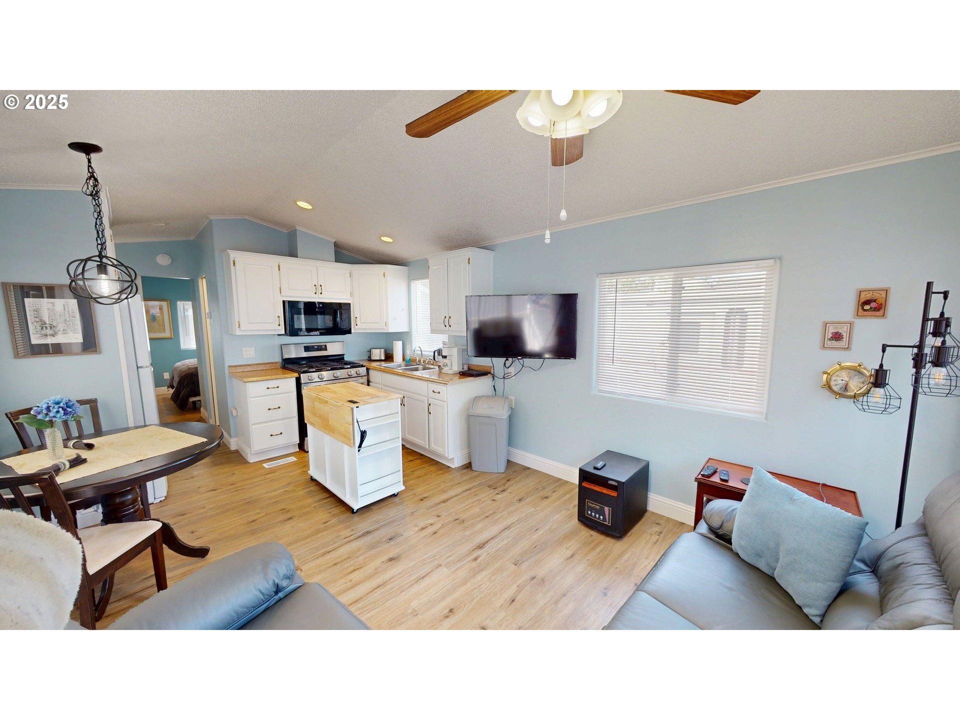 16219 Lower Harbor Road, Unit 22 Brookings, OR 97415 - Photo 10 of 20 Living Room