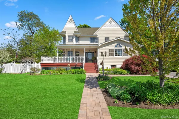 $724,999 | 25 Bolton Street, Lindenhurst, NY 11757