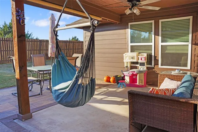 a view of a backyard