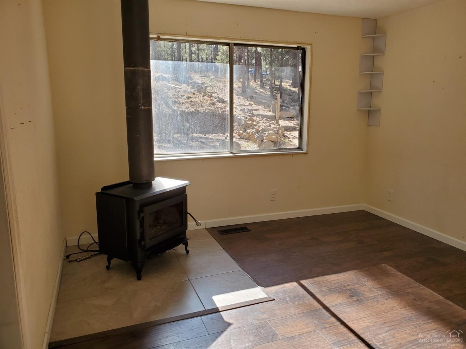 16860 Jacinto Road Bend, OR 97707 - Photo 13 of 24 a room with a window