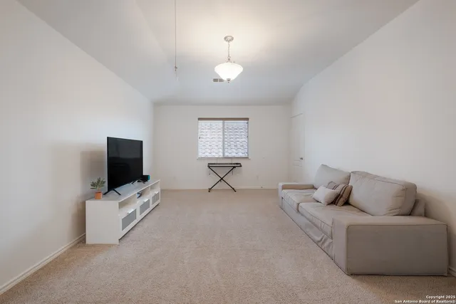 $2,300 | 25511 Echo Springs, San Antonio, TX 78260