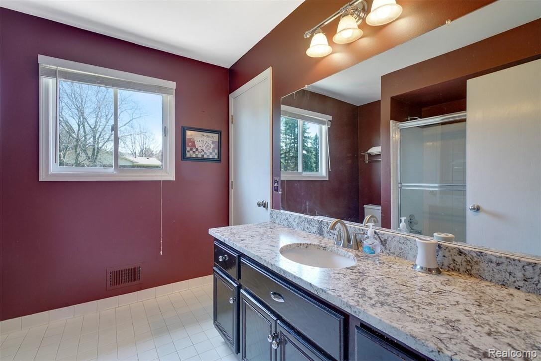 1710 Rapids Way Rochester, MI 48309 - Photo 27 of 42 27 - Full Bath.jpg