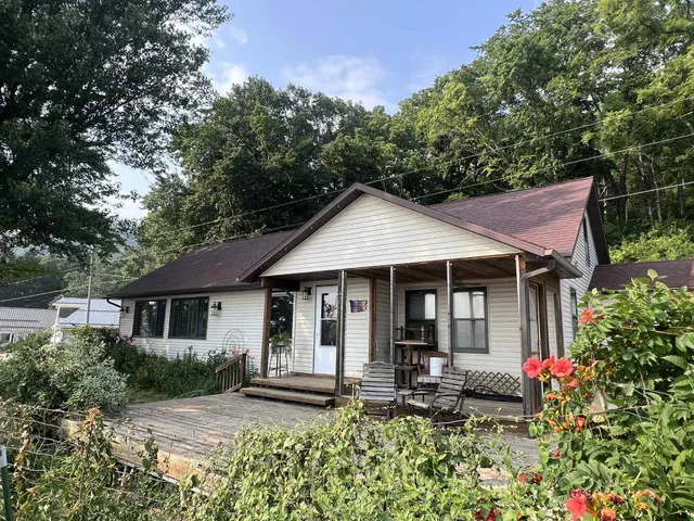 $200,000 | 14734 Highway 35, Ferryville, WI 54628