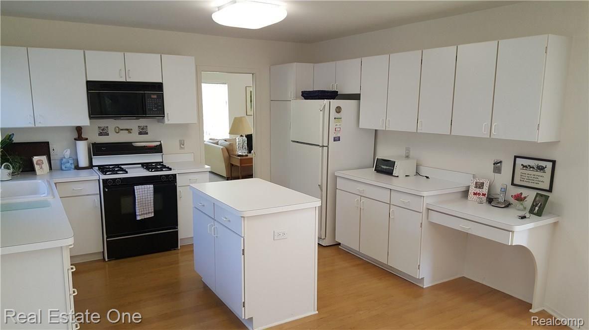 5234 Simpson Lake Road West Bloomfield, MI 48323 - Photo 8 of 27 20160608_092523.jpg
