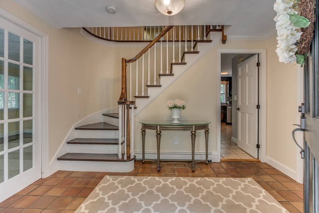 34 Alexandra Road Lynnfield, MA 01940 - Photo 5 of 30 Gallery Image 5
