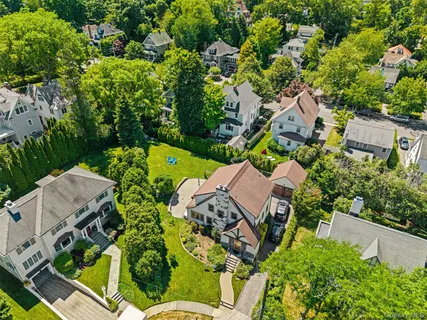 $1,925,000 | 10 Cambridge Court, Larchmont, NY 10538