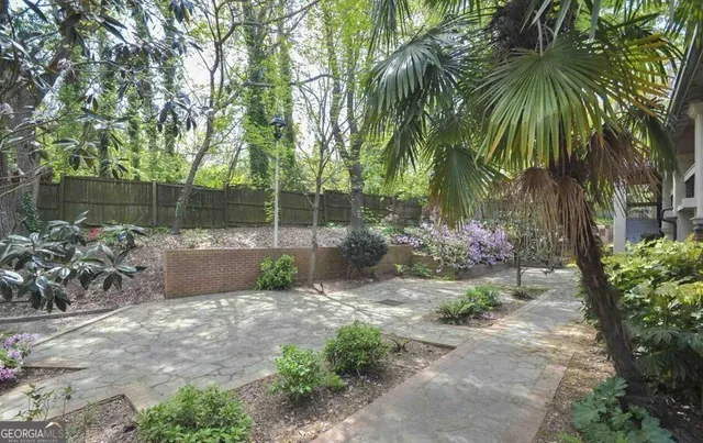 a view of a backyard