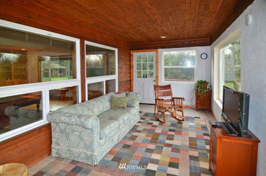 21147 Michigan Hill Road Southwest Rochester, WA 98579 - Photo 9 of 15