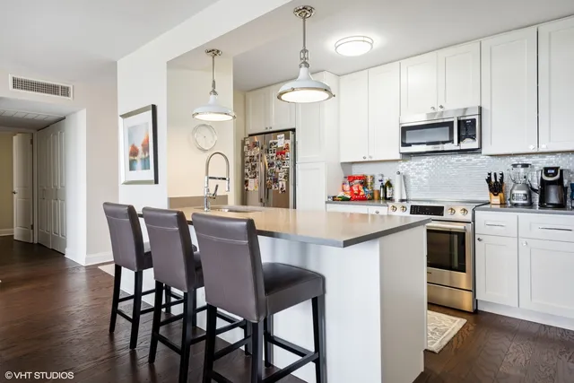$485,000 | 260 East Chestnut Street, Unit 3204, Chicago, IL 60611