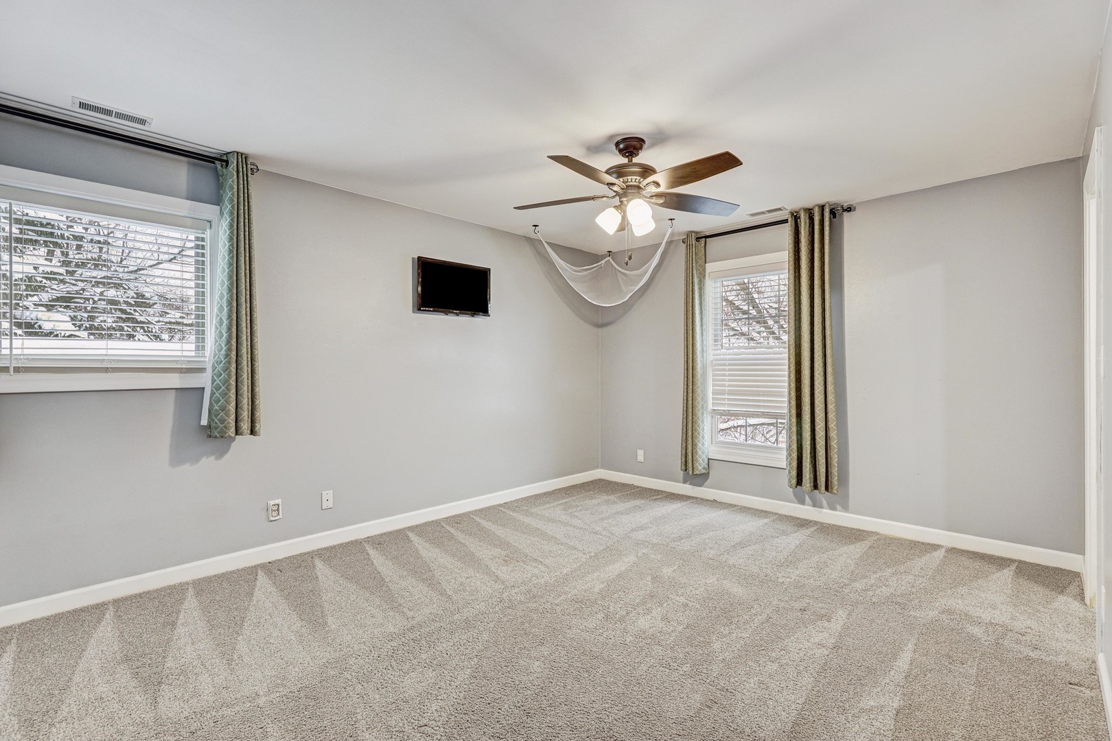 3901 Weathervane Lane Crystal Lake, IL 60012 - Photo 26 of 36 a view of an empty room with a window