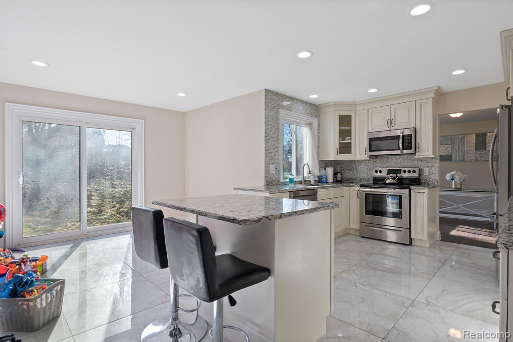 35335 Spring Hill Road Farmington Hills, MI 48331 - Photo 13 of 48