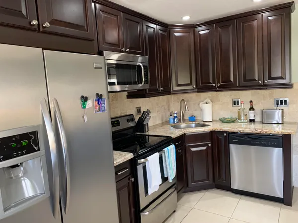 $2,400 | 3208 Southeast 11th Street, Unit 201, Pompano Beach, FL 33062