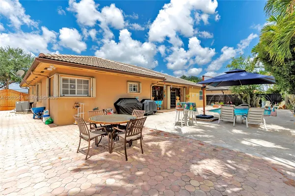 $876,500 | 16037 Northwest 77th Place, Miami Lakes, FL 33016