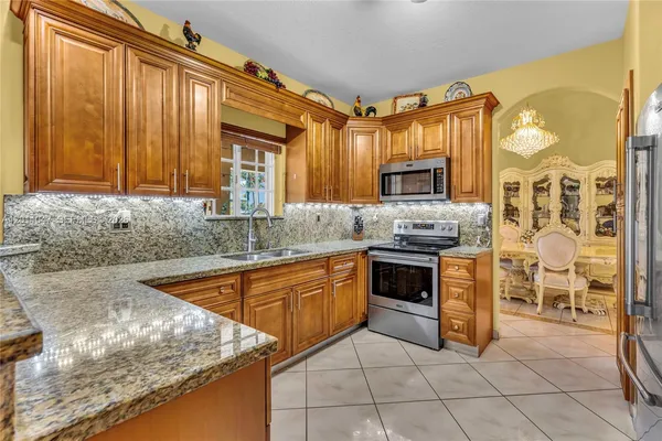 $876,500 | 16037 Northwest 77th Place, Miami Lakes, FL 33016