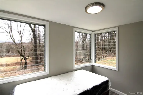 a view of empty room with window