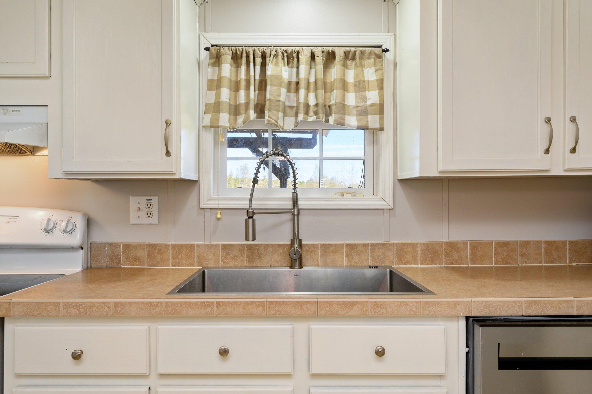 1078 Wallace Road DeFuniak Springs, FL 32433 - Photo 6 of 46 a kitchen with appliances cabinets and a sink