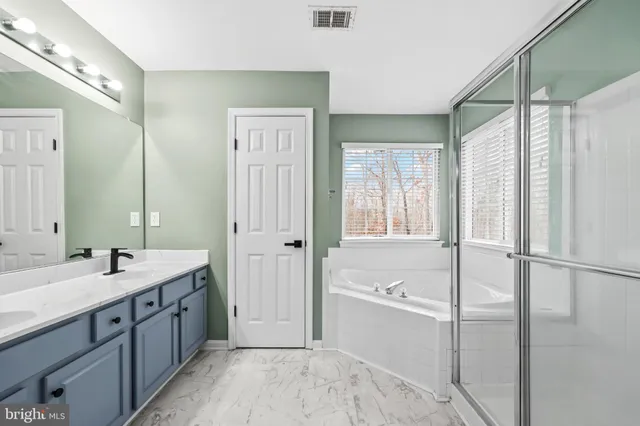 an empty room with closet and a ceiling fan