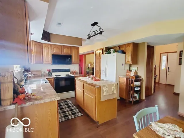 $279,000 | 11143 Oakspring Court, Indianapolis, IN 46239