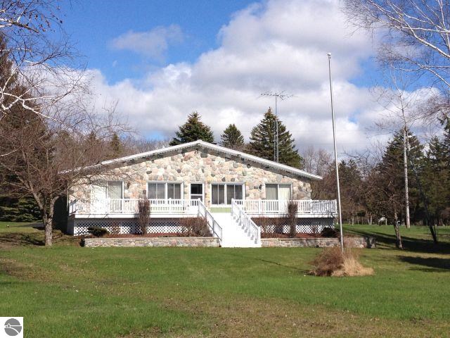 423 North Intermediate Lake Road Central Lake, MI 49622 - Photo 31 of 44 1829009-30.JPG