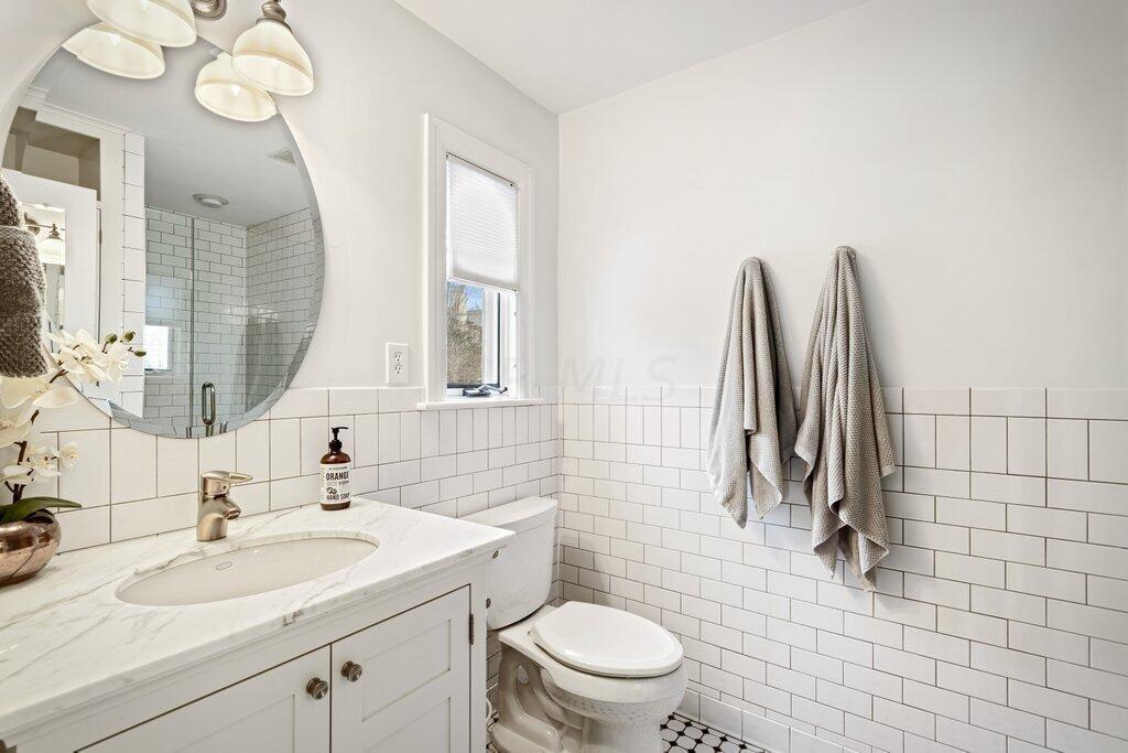 2531 Sherwin Road Columbus, OH 43221 - Photo 28 of 49 En suite bath for first floor bedroom