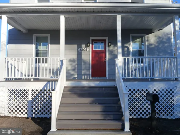 a view of entryway with a front door