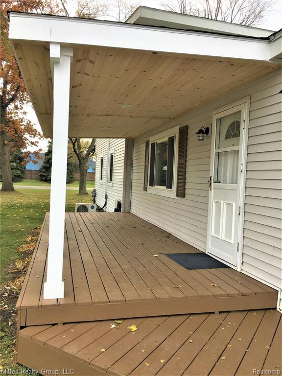 7412 Hatchery Road Waterford, MI 48327 - Photo 2 of 25